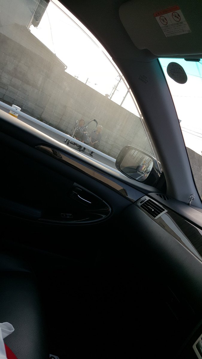 chi_chan925's tweet photo. 可愛いいいっつも2人で座っとるもん（笑）
椅子持ってきて歩道に（笑） https://t.co/UY0urEgEh2