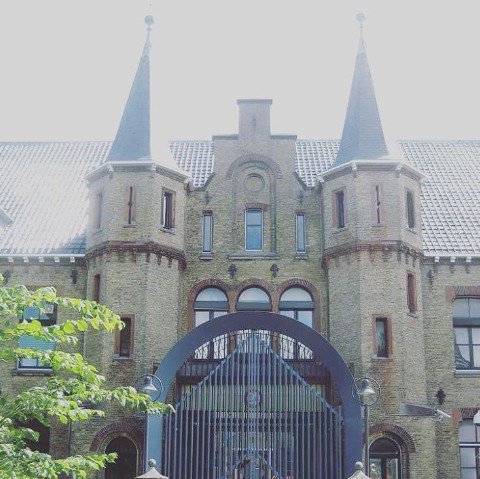 Tralieknager. Bajes babe. Kruimeldief. Yep...Holy Stitch vindt plaats in voormalig gevangenis <a href="/deBlokhuispoort/">Blokhuispoort</a> ^_^