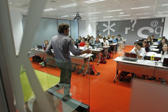 Redacciones convertidas en aulas, aulas convertidas en redacciones bit.ly/29djduv #PeriodisMood 📄✒