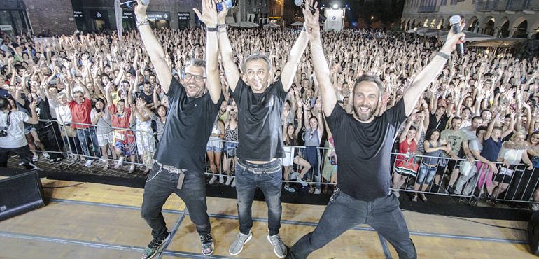 giovedidestate's tweet photo. È stata una serata memorabile #StraDJvari #giovedidestate #graziecremona #ilikecremona #lebotteghedelcentro https://t.co/nhZUAEi672