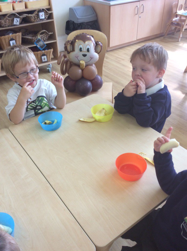 BarntonBflies's tweet photo. We have a special visitor joining us for snack today! @Barntonhead @Rachhhyyking88 https://t.co/DH9jTZ6ZnB