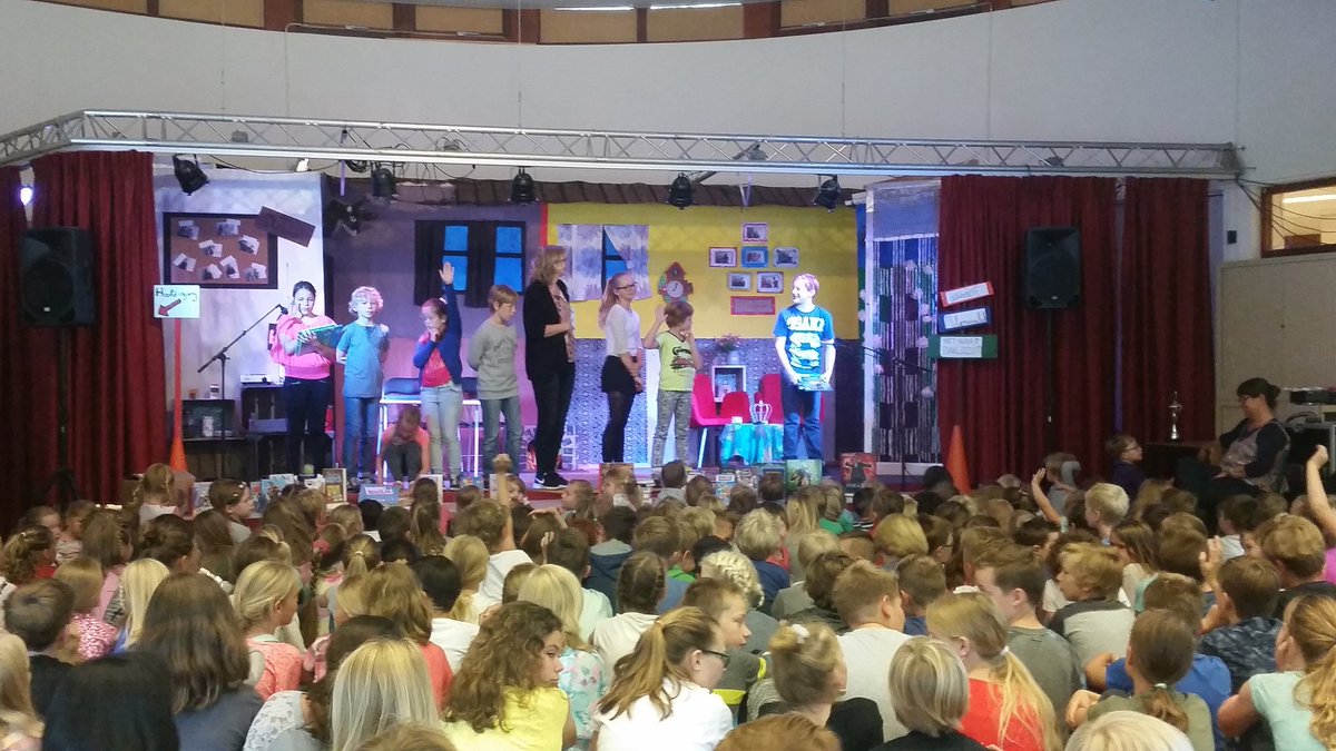OBSDeFontein's tweet photo. De leerlingenraad presenteert de nieuwe boeken! https://t.co/cGWVPwGgef