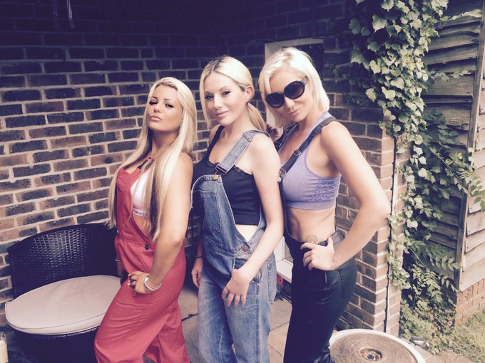 #yesterday 💋 #gardeners 😂 @emmacmodel @modellaceyloo @Borderland7 https://t.co/VxsYkT6bI9<a href="/tag/yesterday"class="tags">#yesterday</a><a href="/tag/gardeners"class="tags">#gardeners</a><a class="tags" href="/tag/emmacmodel">@emmacmodel</a><a class="tags" target="_blank" title="On Twitter" href="/?out=eyJ0eXAiOiJKV1QiLCJhbGciOiJIUzUxMiJ9.eyJpYXQiOjE3MjE2NDIxNzUsImlzcyI6InR3cG9ybnN0YXJzLmNvbSIsIm5iZiI6MTcyMTY0MjE3NSwiZXhwIjoxNzUzMTc4MTc1LCJyZWRpcmVjdF91cmwiOiJodHRwczovL3R3aXR0ZXIuY29tL21vZGVsbGFjZXlsb28ifQ.S3-xk4-LHs2y3ZjDc0XGaMfs9bXMAyeJH9QzAGchCx89EOdBUjhGHKI3rQ-C0FvWcXPmD2pSBfEnvphv7RZ-qg">@modellaceyloo</a>