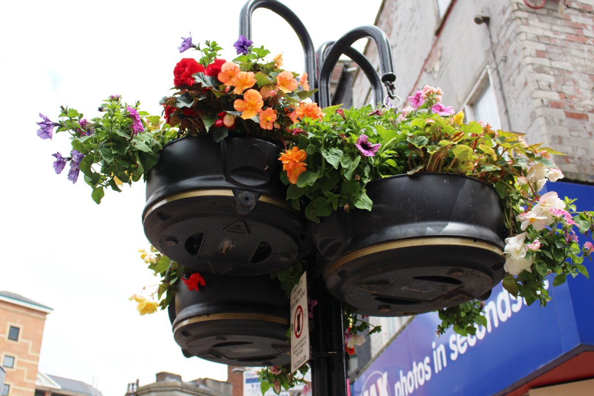 RochdaleCouncil's tweet photo. The town centre is looking blooming fantastic!! #Bigclean https://t.co/I43AqYrOyC