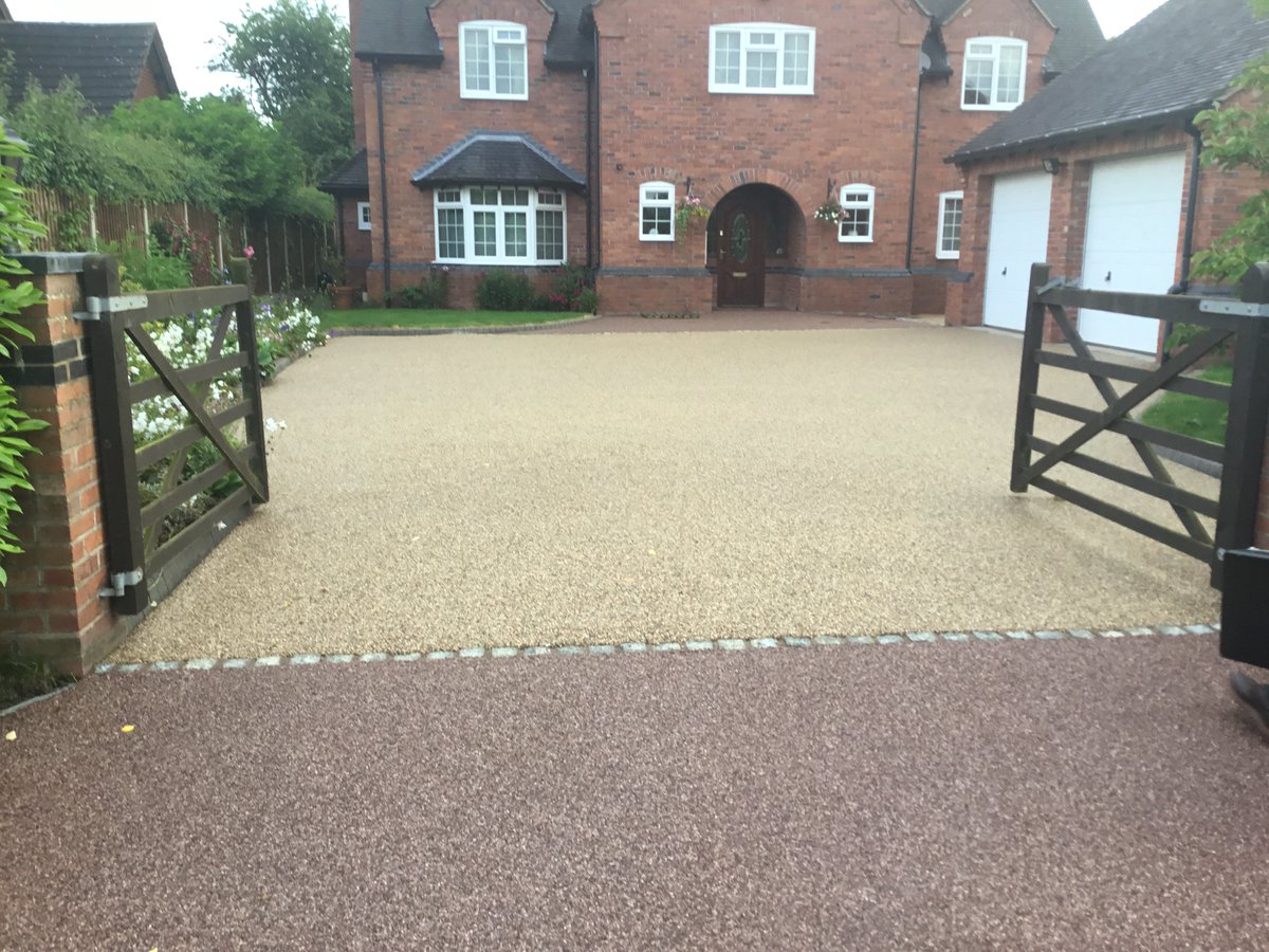 AssetSurfacing's tweet photo. #surfacingneeds The resin bound gravel system in Staffordshire Pink and Golden Quartz. #followfriday #driveway https://t.co/2Rmc6p7ijB