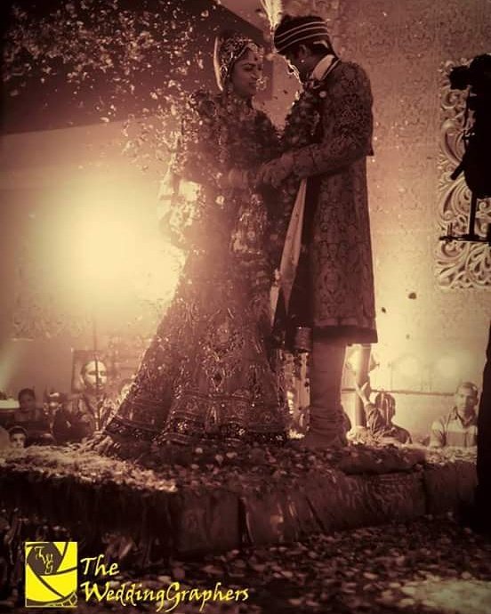 TheWeddingGraph's tweet image. Captured amidst their wedding splendour, 
Gunjan and Mayank have eyes only for each other 
#lookoflove  #candid