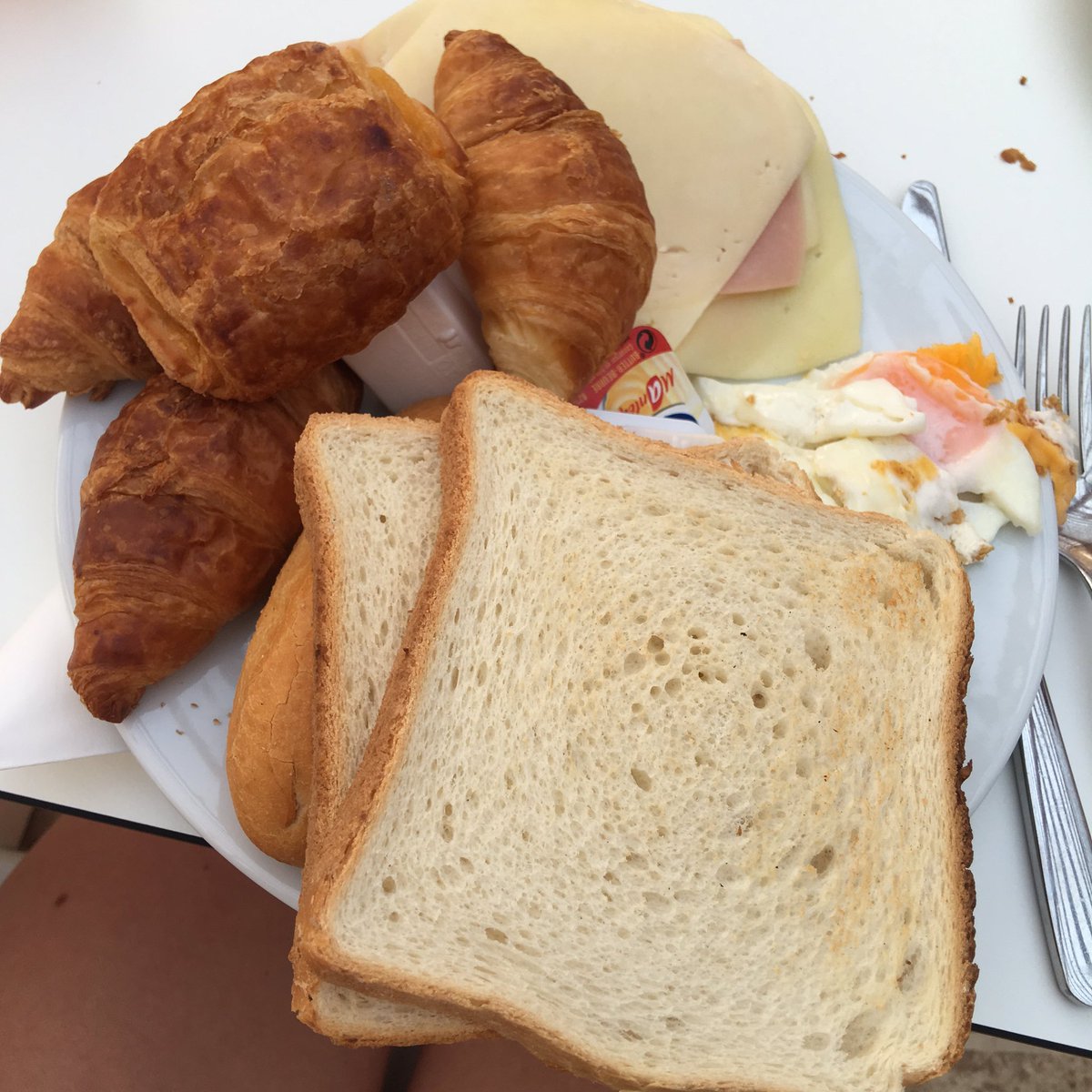 BibisBeauty's tweet photo. Wenn das Frühstück nur noch 2 Minuten geöffnet ist 😂😂👌🏻 https://t.co/HEjAZ4mD4R