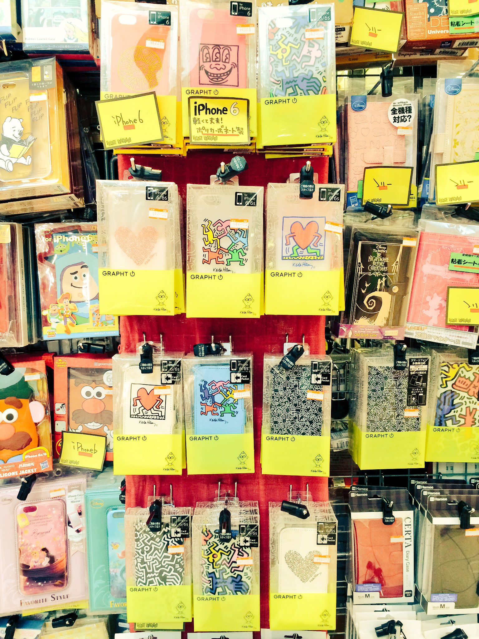 ヴィレッジヴァンガード鶴見緑地店 Twitterren スマホケース情報 キースへリングのケース各種入荷してます Iphone用 全機種対応タイプあります オシャレはスマホケースから T Co Vtso86uykz Twitter
