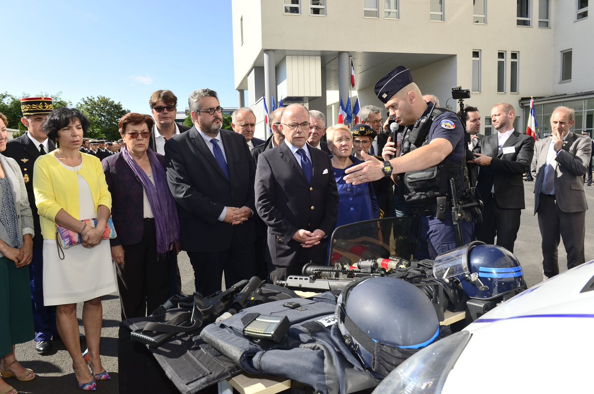 Interieur_Gouv's tweet photo. Présentation des nouveaux matériels déployés dans le cadre du plan BAC-PSIG avec @BCazeneuve à Clermont-Ferrand https://t.co/2dgGIg5L6n
