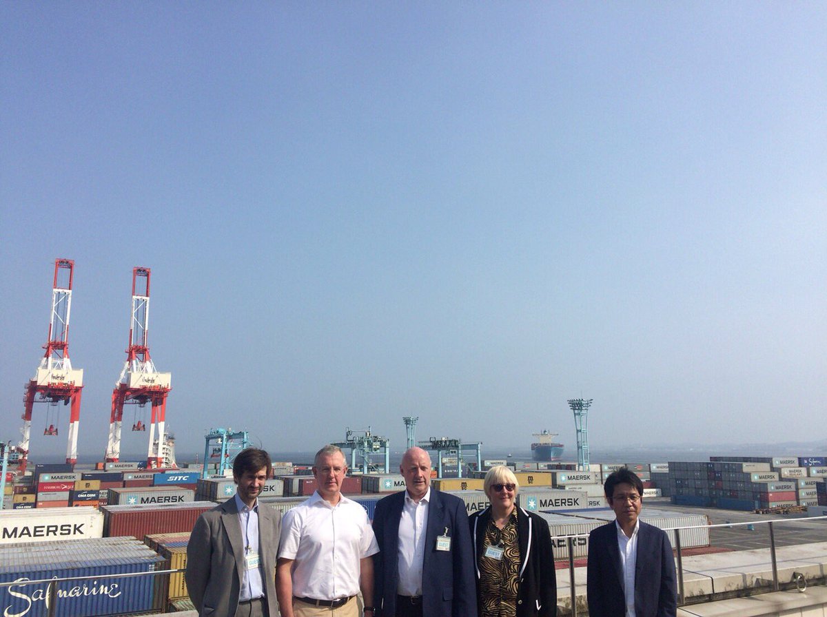 svane_freddy's tweet photo. Impressive encounter with Ebba Mærsk at Yokohama Terminal. Efficiency &amp; reliability = Mærsk #workingforDK https://t.co/LTwdlWWHyx