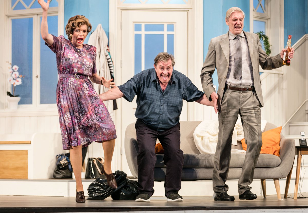 JensEPeterson's tweet photo. "Rakt ner i fickan" är den roligaste sommarteater jag sett hittills i år. https://t.co/Od5y1G7U1S https://t.co/xmghJrW9wj