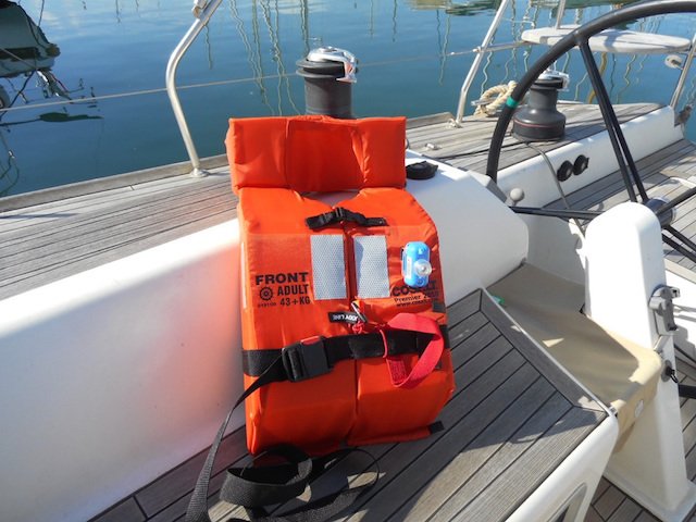 CosasDeBarcos's tweet image. Nunca deberíamos salir del puerto sin chalecos salvavidas goo.gl/jAednI #CosasDeBarcos #blog