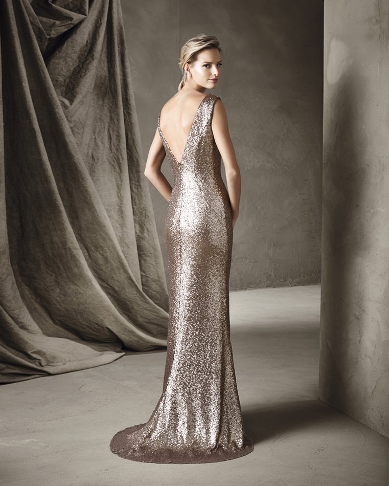 All eyes will be on you in the CORELA from the #PronoviasCocktail2017 Preview Collection: goo.gl/PnXZEG