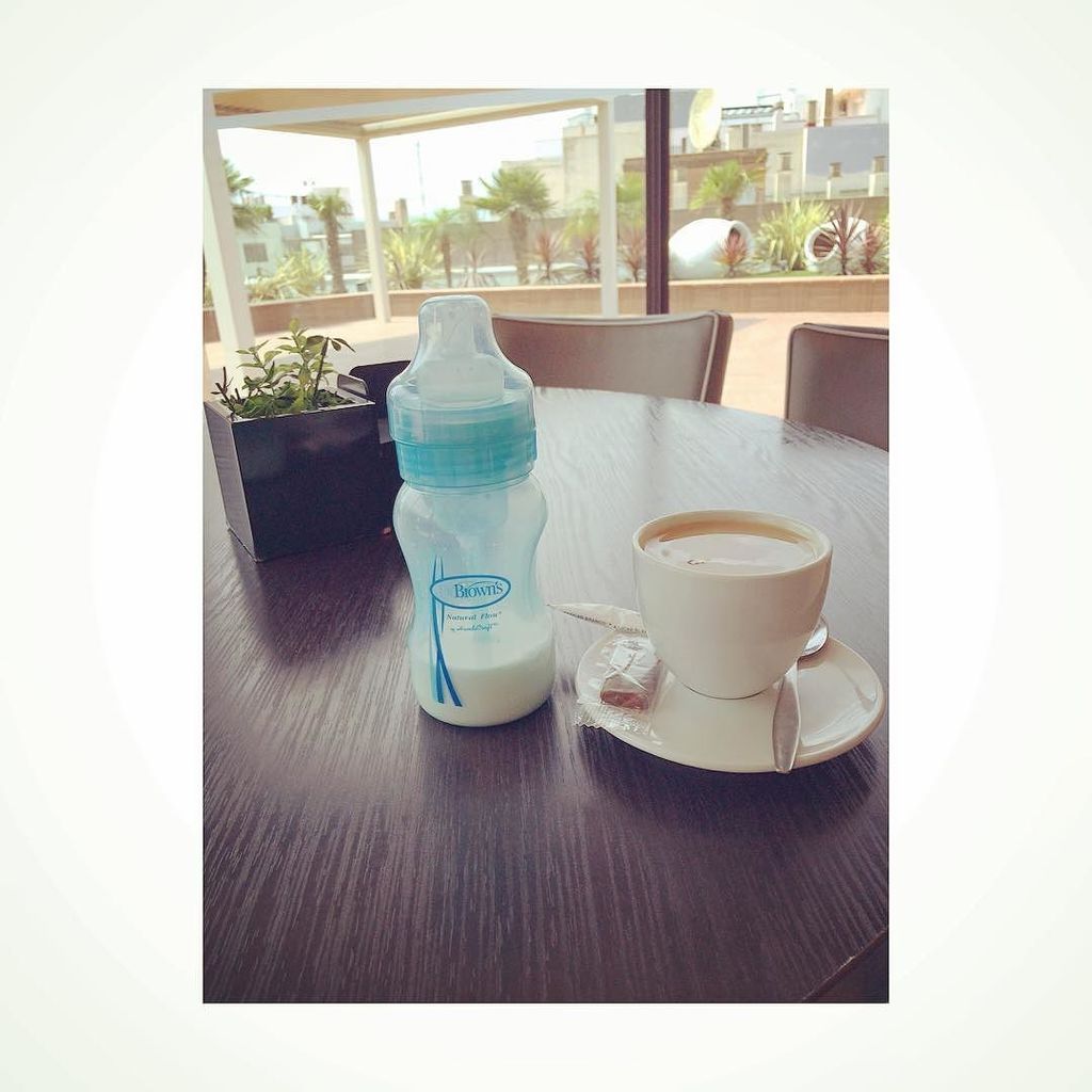 Una de leche para el nene y otra para la nena. 🍼+☕️ ahora #compañerosinseparables  #intaba… ift.tt/29drdLT