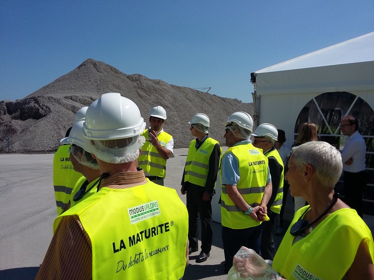 capi_agglo38's tweet photo. La CAPI en direct de l'inauguration de la nouvelle ligne de tri #ModusValoris ! https://t.co/98NOlE1foH