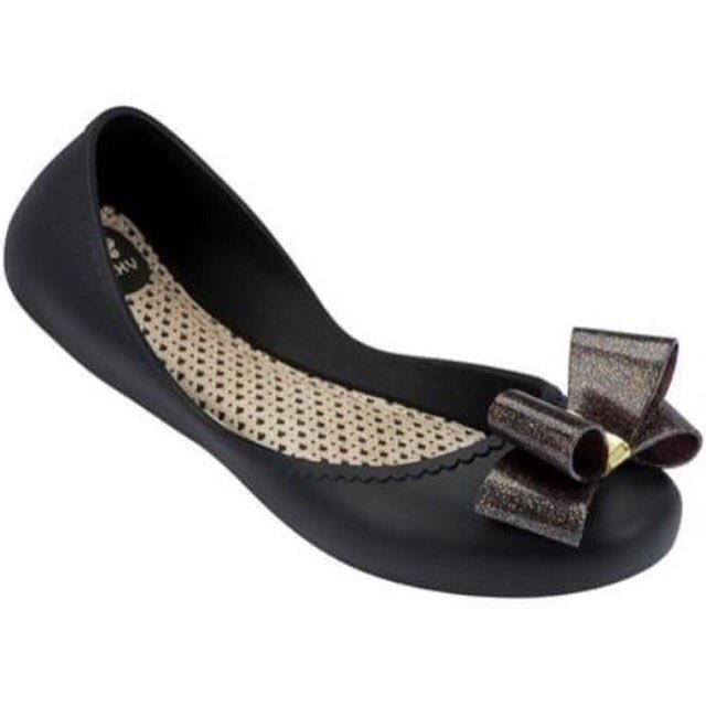 WasoleShoes's tweet photo. Shout out to all those desperate for #newshoes this #payday ! #lovingleeds #uksopro #style #flatsfriday #veganshoes https://t.co/9j9NGllOrf