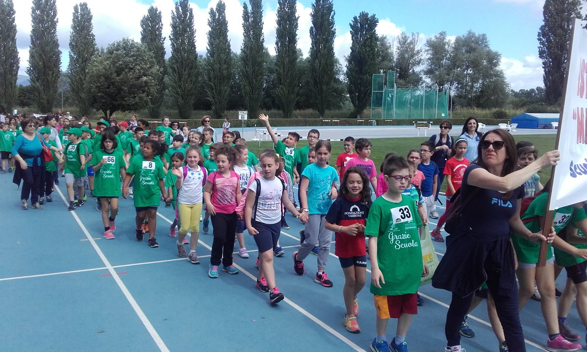 IcSassetti's tweet photo. Gli alunni della scuola primaria sfilano sulla posta del Guidobaldi. https://t.co/VKj0U7D2ef