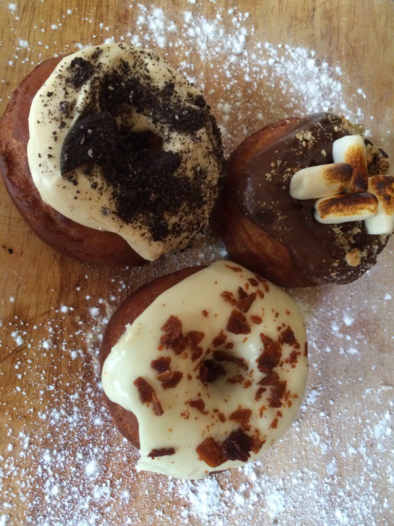 veganjunk1's tweet photo. #vegan #donuts @naturalfoodco #notts #Nottingham #doughnuts maple bacon, peanut butter Oreo and s'mores ! https://t.co/tanRcsoPF9