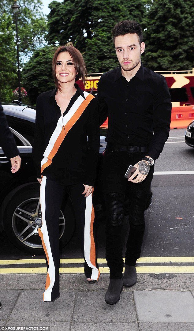 choosezaynbr's tweet image. Liam e Cheryl indo comemorar o aniversário dela ontem em Londres.