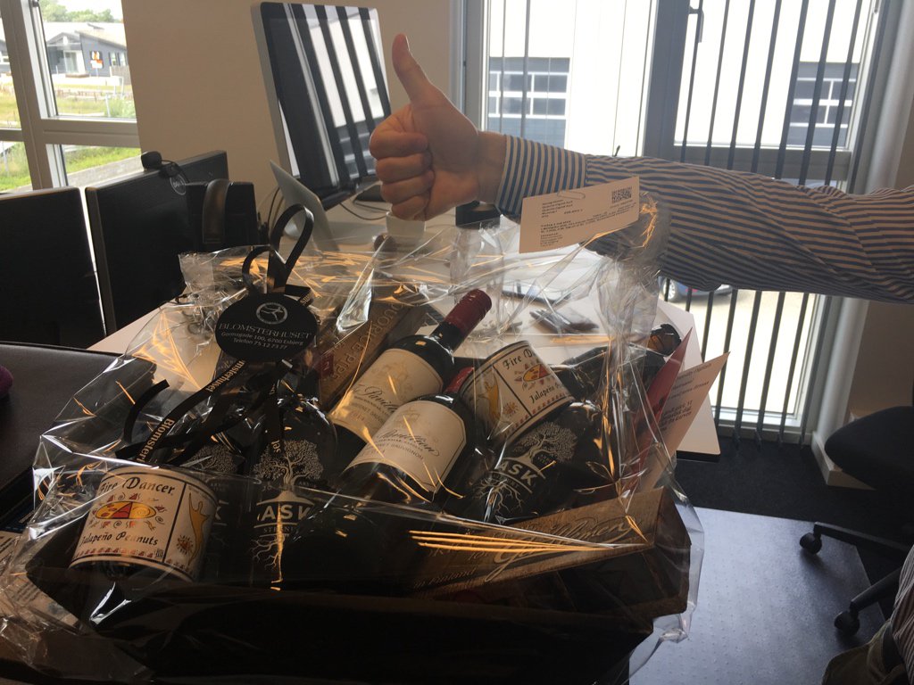 QuantityDigital's tweet photo. Gavekurv modtaget. Nu fyraftenshygge og måske en lille øl i dagen anledning. #QuantitysFødselsdag #MødOsPåDronningen https://t.co/6WxfhnMqNf