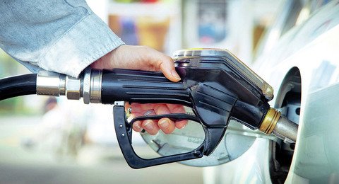 cnews_'s tweet photo. 車の教習所はガソリンのいれ方も教えるべき https://t.co/65cScIOZ33 https://t.co/otF2kuODQS