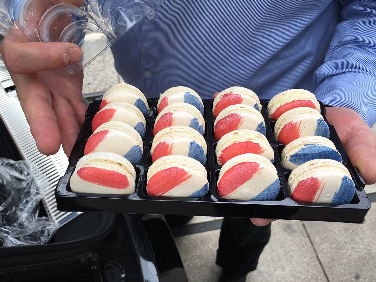 Laurent_Vilain's tweet photo. un chocolatier de #reims crée le macaron de l'equipe de #France @EURO2016 #football @FFF #edf @France3CA https://t.co/PS2VKtnPFm