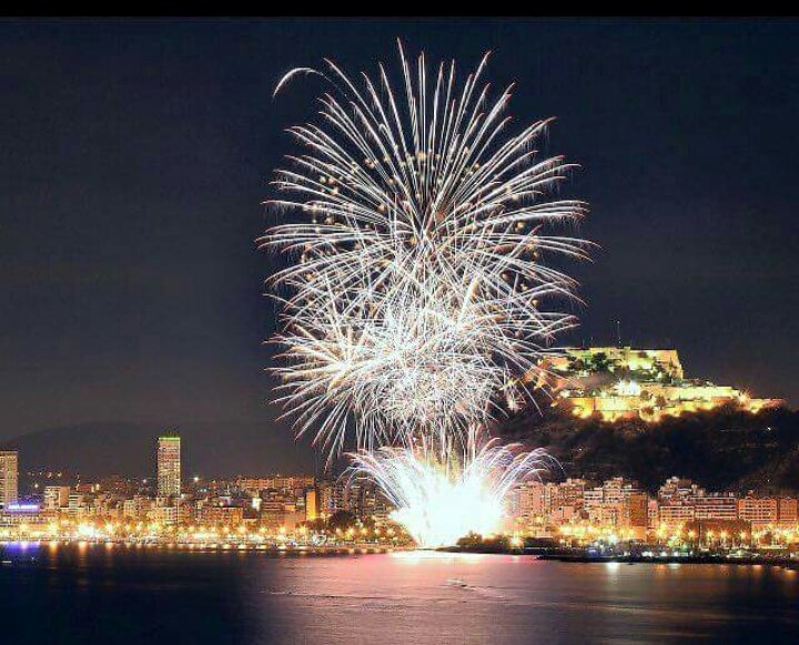 TurismoMediterr's tweet photo. Con esta bella imagen ponemos fin a Junio, mes de las #Hogueras en #Alicante @Alicante_City @FestesAlacant https://t.co/eMMJpDmTyv
