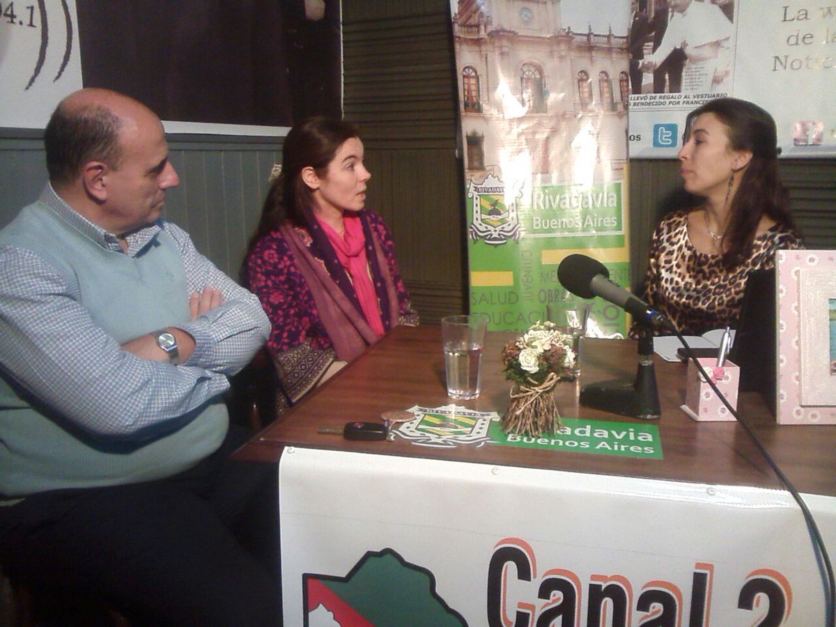 Marite80's tweet photo. Hoy 12hs-"Día Educativo" x 104.1-99.9 y web-Los Prof. Daniela y Hector(I.S.F.D)Stella y Angeles(CNS) @FloresDuperou https://t.co/4bHb2JSDBt