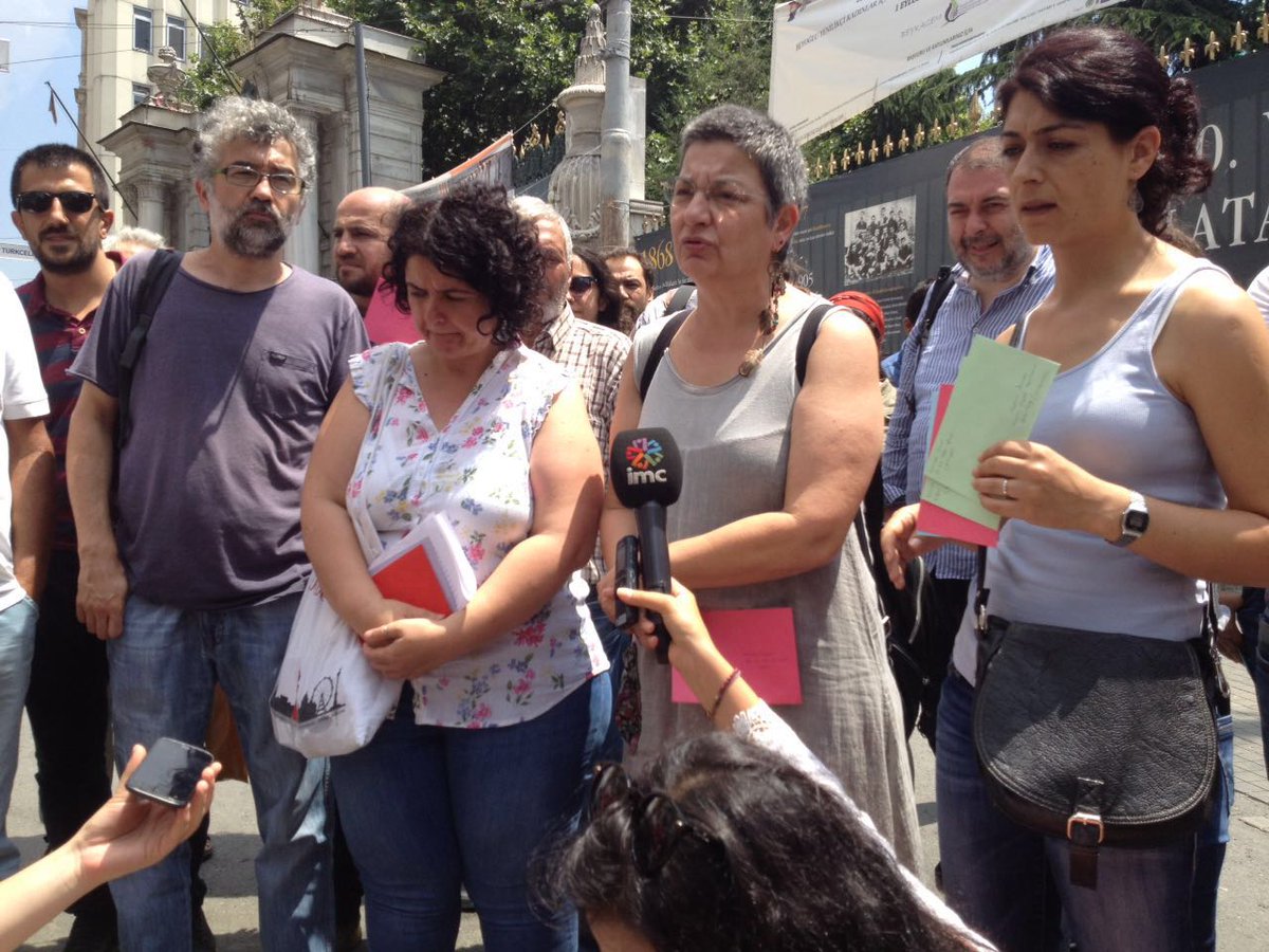 Tutuklu gazetecilere kart yollamadan önce <a href="/SKorurFincanci/">Sebnem KorurFincanci</a> <a href="/ErolOnderoglu/">Erol Önderoglu</a>  açıklama yapıyor
#GazetecilikSuçDeğildir