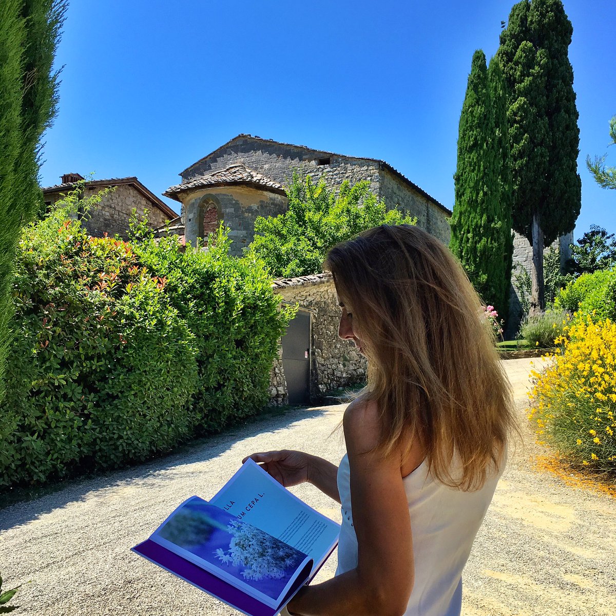 s_longinotti's tweet photo. "Home Kitchen Garden" <3 Castello di Spaltenna #helloflower #book #flowers #LLtuscantour2016 https://t.co/MeOMx9IV9z