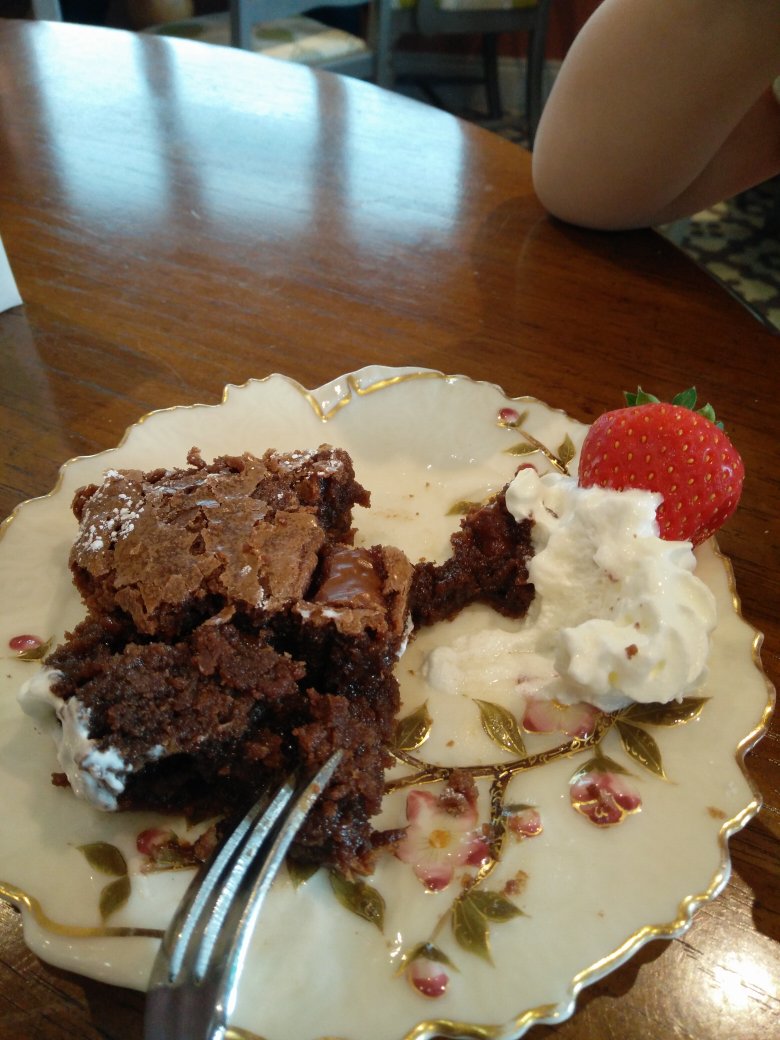 AmyCashmore3's tweet photo. Best chocolate brownie ever @elm cafe @street831 thank you!! https://t.co/D0jbxpfHzX