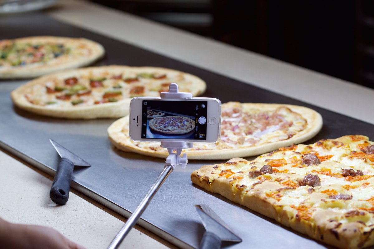 MuerdeLaPasta's tweet photo. Estas chicas están muy provocativas, todos quieren fotografiarlas!! #Pizza #MLP https://t.co/Y3ICUMHZs5