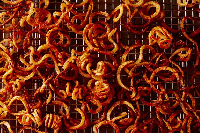 Make your own curly fries this weekend w/our spiralizer &amp; <a href="/Food52/">Food52</a> ow.ly/TBv2301Epui ow.ly/3sM4301EpxJ
