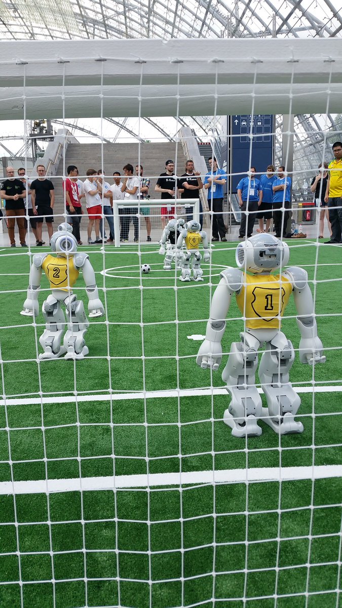 GossipRobots's tweet photo. Outdoor match TUDortmund vs B-Human #RoboCup2016 #iloverobots #soccerbots https://t.co/fVauJsNkcL