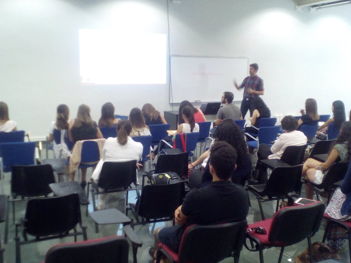 EIP_BCN's tweet photo. Tenemos a @harojuan14 y @pcenizo con la segunda sesión del curso de Técnicas Básicas de #protocolo y #eventod https://t.co/wWCYiKGw68