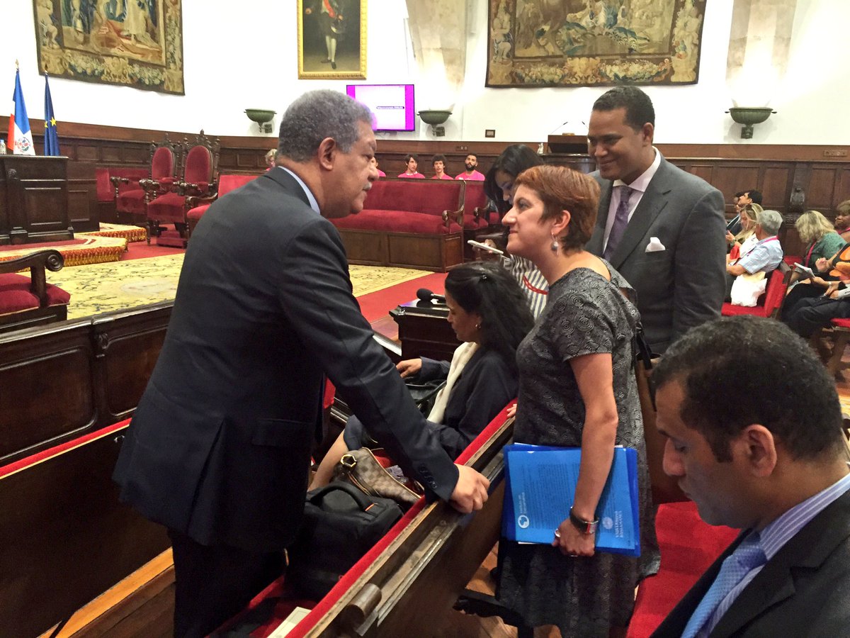 ceisal2016's tweet photo. #MercedesGarcia da la bienvenida a @LeonelFernandez en el evento de clausura de #CEISAL2016 https://t.co/ov1NRaW4rt