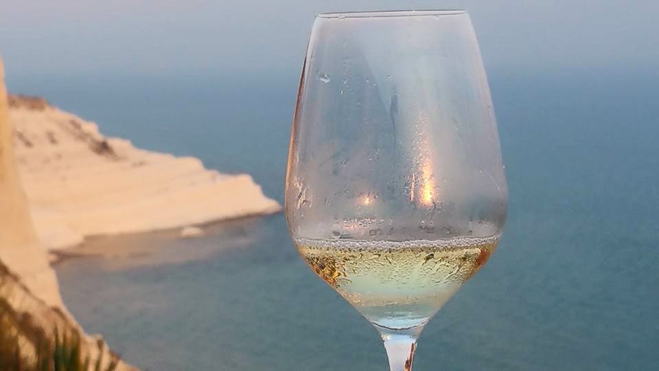 Mare, sole, amici, vestiti leggeri, bollicine... in due parole, benvenuto luglio! #siciliainbolle #scaladeiturchi