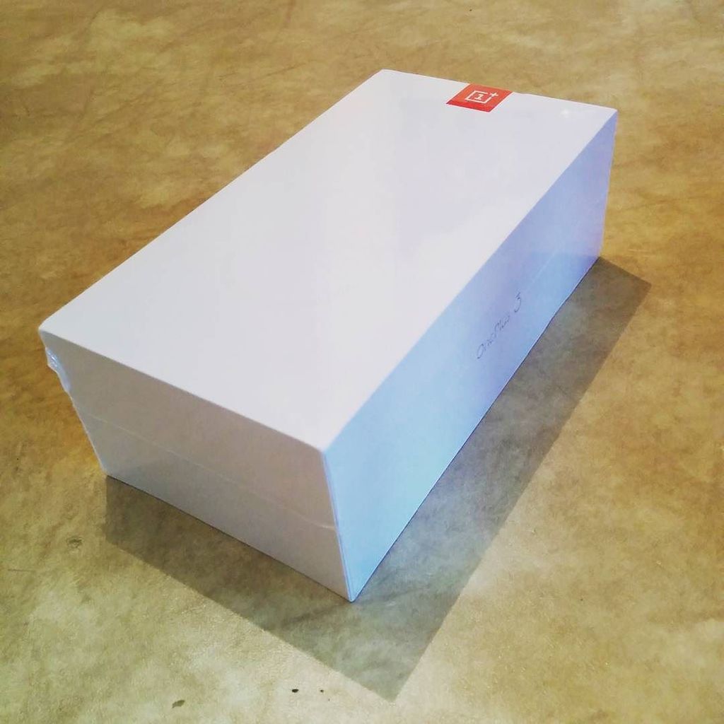 jannatshah's tweet image. "What work phone would you like?" Let's see... #OnePlusThree #Unboxing ift.tt/295jP1g