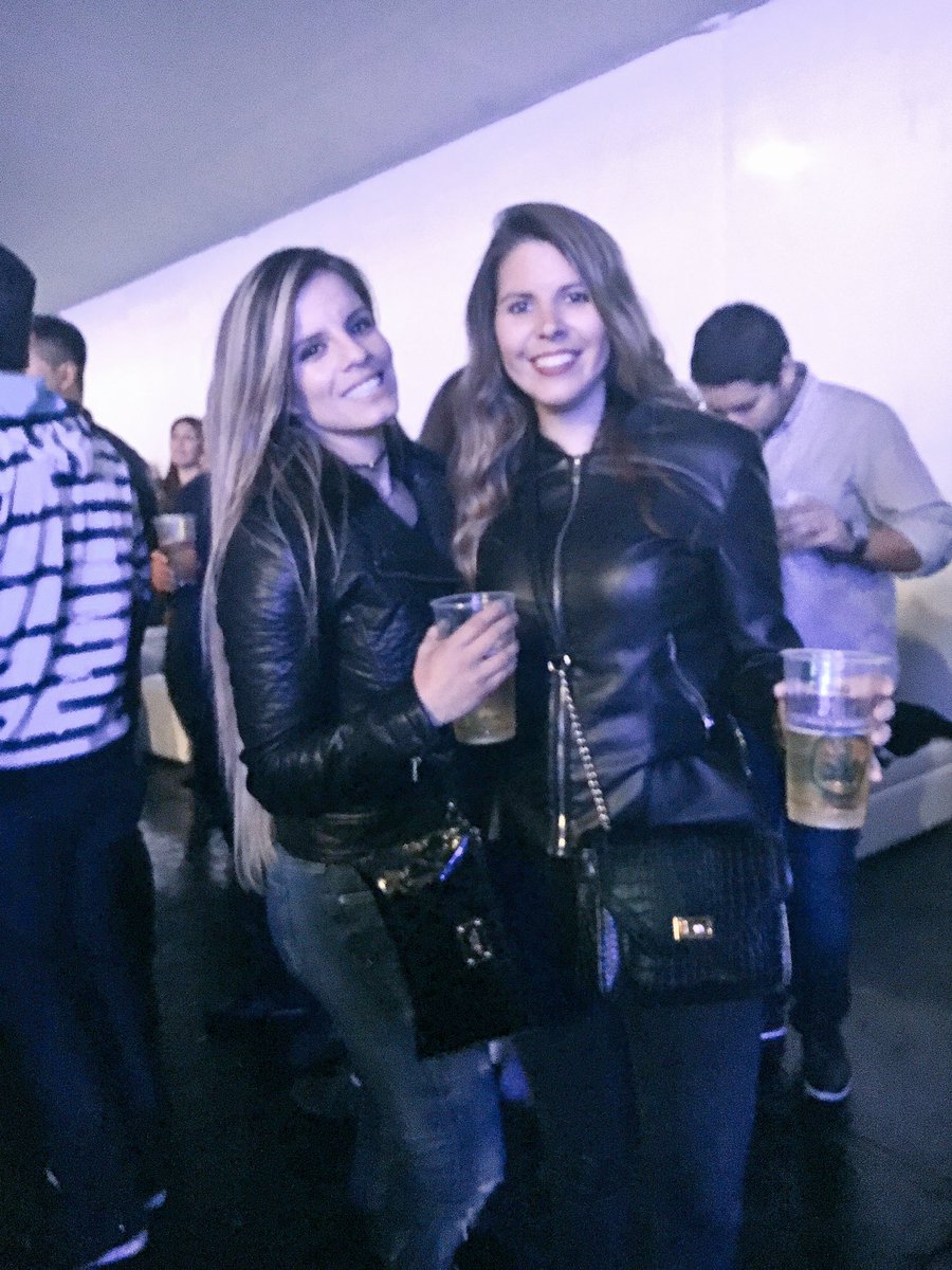 AleBaigorria1's tweet image. Lindo jueves de concierto con amigos!!! #friends!!!! 😜😜😜 mi Pame bella!!