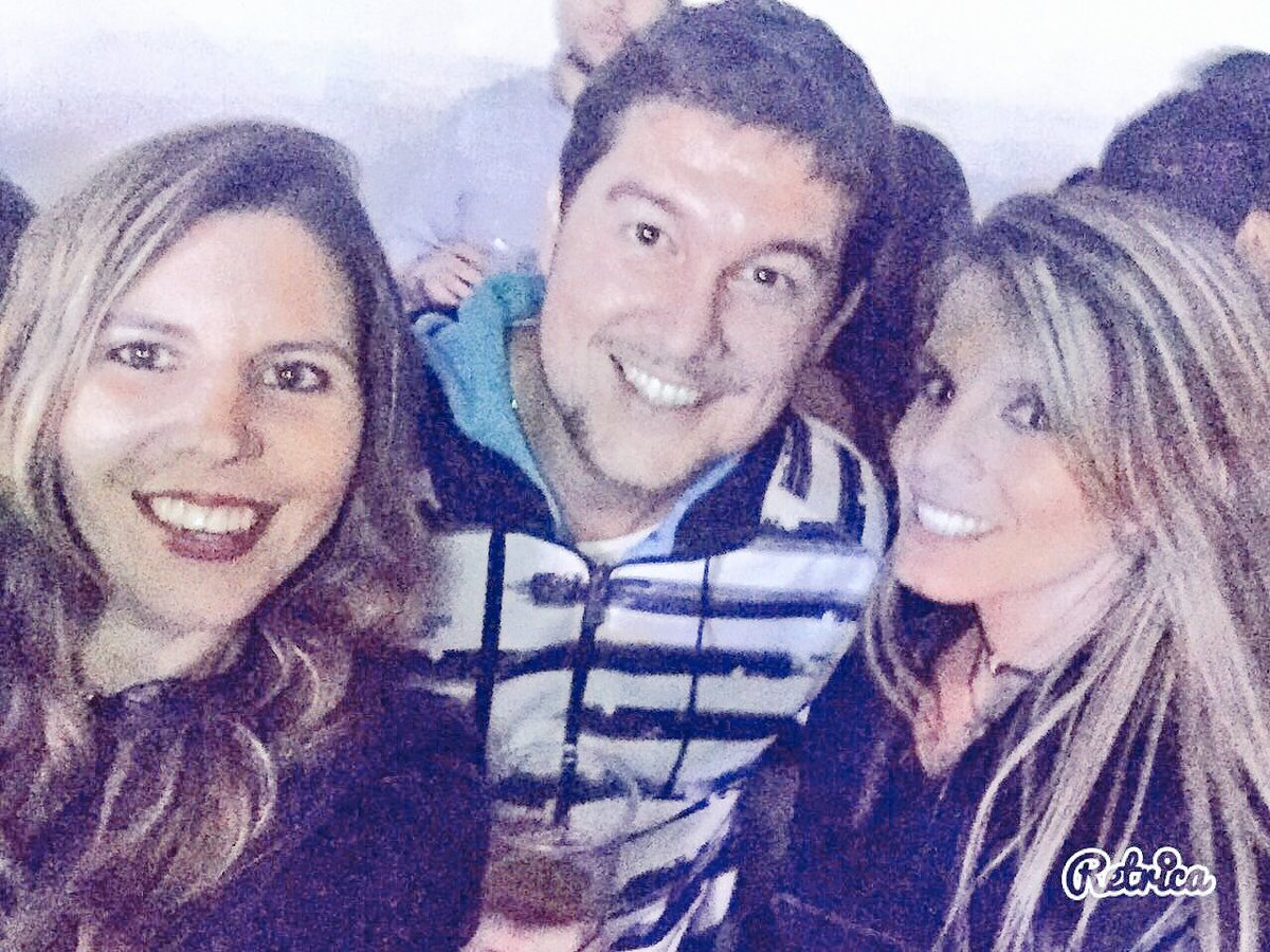 AleBaigorria1's tweet image. Lindo jueves de concierto con amigos!!! #friends!!!! 😜😜😜 mi Pame bella!!