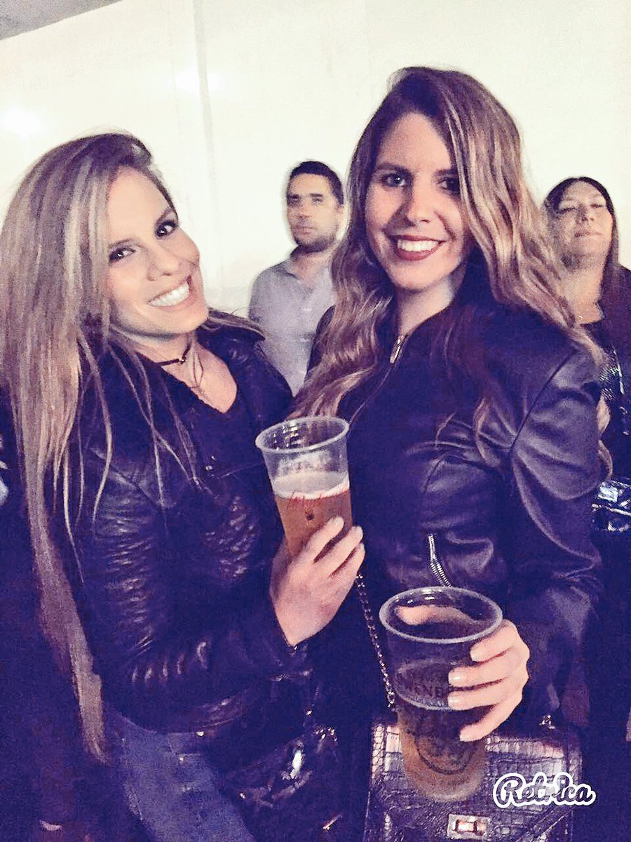 AleBaigorria1's tweet image. Lindo jueves de concierto con amigos!!! #friends!!!! 😜😜😜 mi Pame bella!!