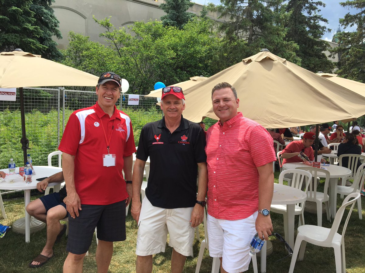 MichaelMaidment's tweet photo. Thanks ED Mike Dungate &amp; Board Chair Dave Janzen of @chickenfarmers for supporting @OttawaFoodBank #mpchickenhero https://t.co/Se8yfYUaeh