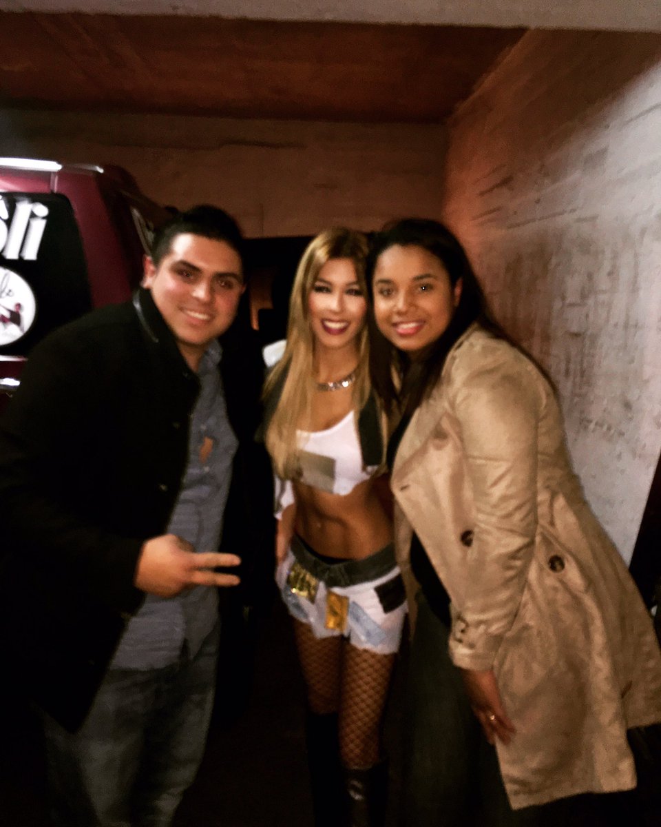 OyanaderAndre's tweet photo. Mi cuñada y mi hrno @OrianaGMarzoli luego del fallido evento, nerviosa y asustada igual Se dio tiempo para una foto. https://t.co/6wfKFXYoAS