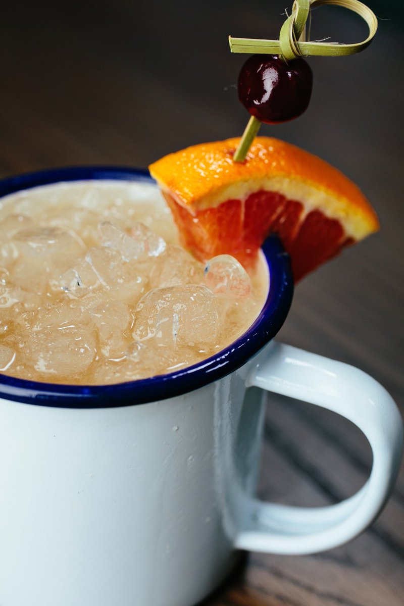 DarlingOyster's tweet photo. Celebrate this first Friday of July at our happy hour from 4pm-7pm! #happyhour #fishhousepunch #darlingchs https://t.co/TMttqDExV0