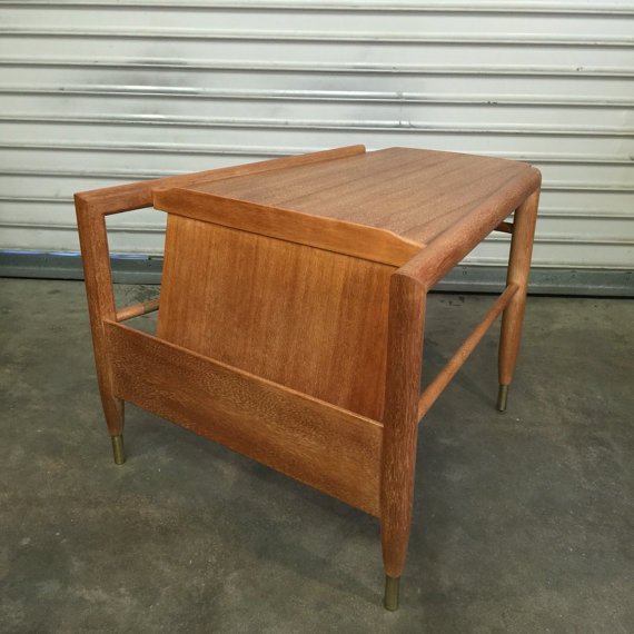 RetroResaleSD's tweet photo. #MidCenturySideTable #BrownSaltman #WedgeTable #MagazineTable #JohnKeal #gotvintage #table https://t.co/k0FfleZA1t https://t.co/s4oHFQgxpE
