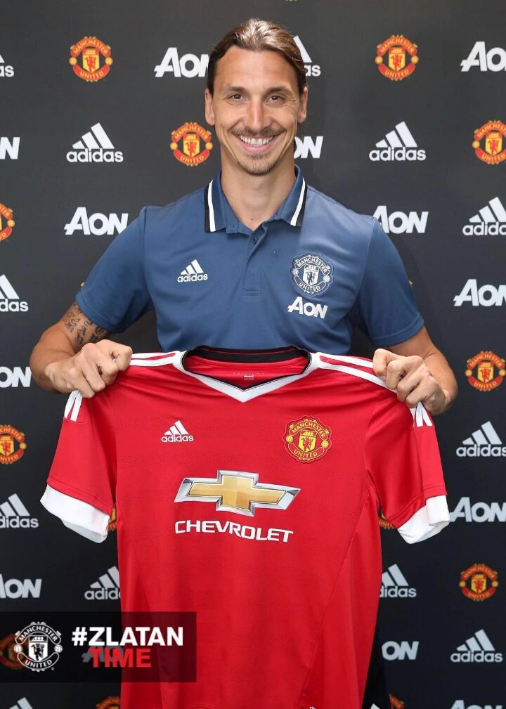 FutmondoPremier's tweet photo. #UltimaHora Ibrahimovic ya posa con la camiseta del Manchester United #IbraIsRed https://t.co/GQXFgBEEza