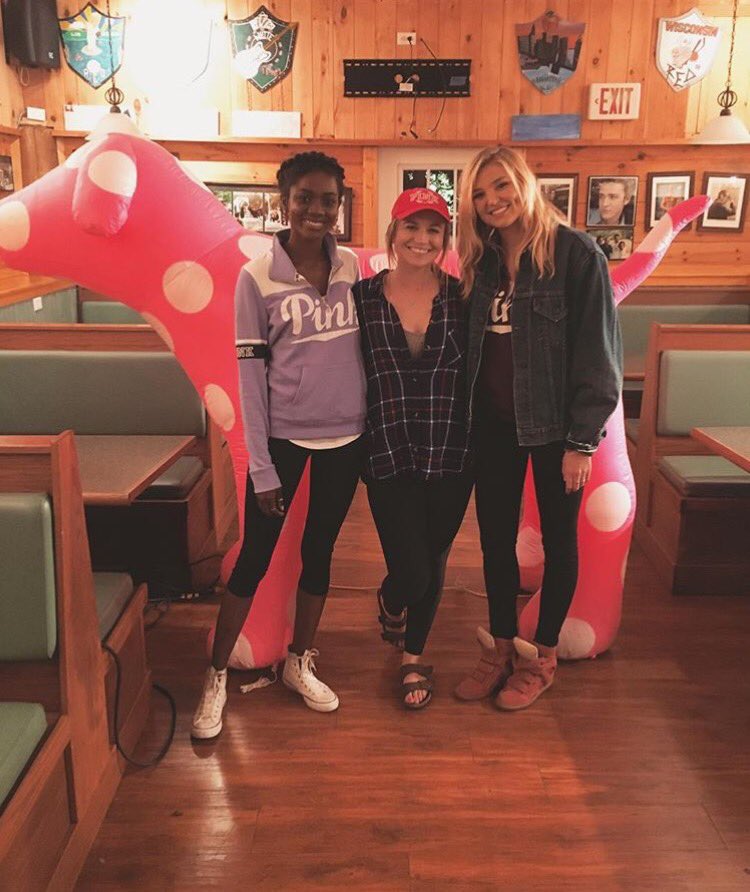 RHilbertBrasil's tweet photo. 📸| Rachel e Zuri com fãs no #CampPINK! https://t.co/EhjwK0SvKr