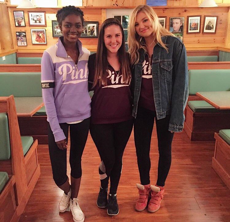 RHilbertBrasil's tweet photo. 📸| Rachel e Zuri com fãs no #CampPINK! https://t.co/EhjwK0SvKr
