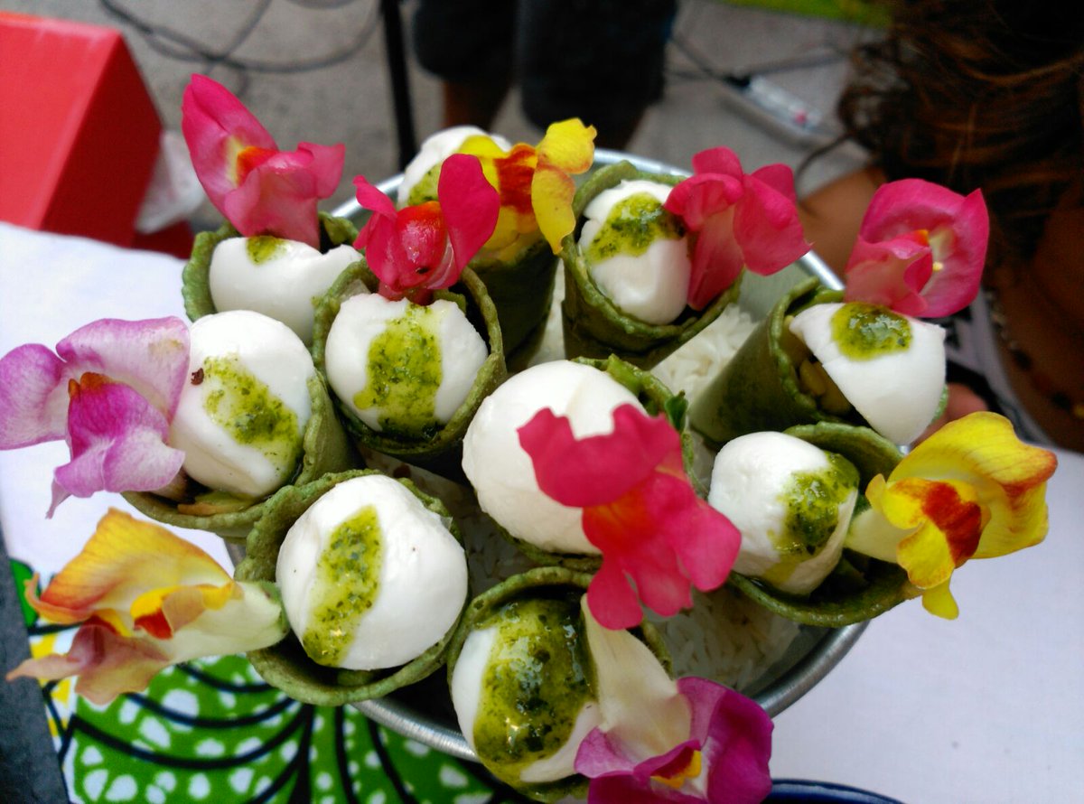 Aj_Tiana's tweet photo. Èxit del taller cuina amb flors de la @nuriacuinetes (c/Sant Cebrià amb Lola Anglada). Veniu a la festa #TriaTiana! https://t.co/oHx7mOCtUS