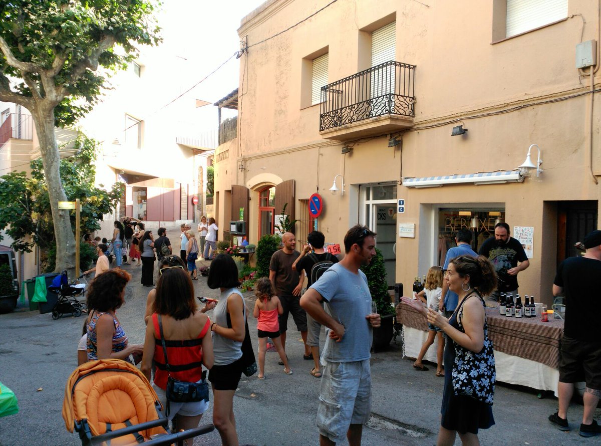 Èxit del taller cuina amb flors de la <a href="/nuriacuinetes/">NúriaCuinetes</a> (c/Sant Cebrià amb Lola Anglada). Veniu a la festa #TriaTiana!
